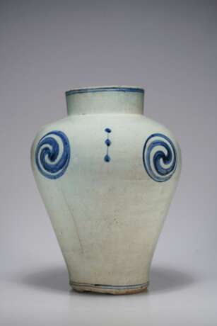 A BLUE-AND-WHITE PORCELAIN JAR WITH TAEGUK AND CONSTELLATION DESIGN - photo 3
