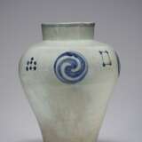A BLUE-AND-WHITE PORCELAIN JAR WITH TAEGUK AND CONSTELLATION DESIGN - Foto 4