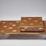 A LACQUER WRITING BOX (SUZURIBAKO) AND MATCHING WRITING TABLE (BUNDAI) - Foto 1