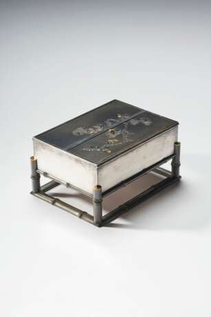 A SOFT-METAL-INLAID SHIBUICHI AND SILVER BOX AND COVER - Foto 2