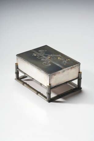 A SOFT-METAL-INLAID SHIBUICHI AND SILVER BOX AND COVER - фото 3