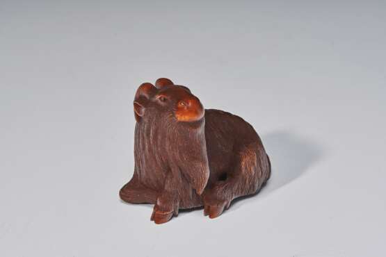 A CARVED WOOD SCULPTURE OF GOAT - Foto 1