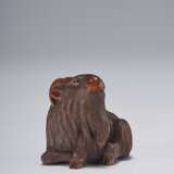 A CARVED WOOD SCULPTURE OF GOAT - Foto 3