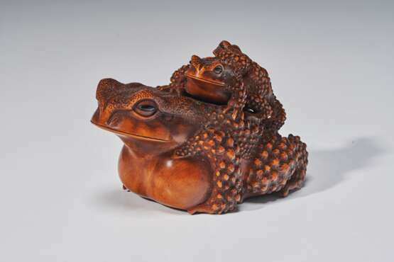 A CARVED WOOD SCULPTURE OF TOADS - Foto 2