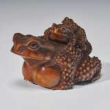 A CARVED WOOD SCULPTURE OF TOADS - photo 2