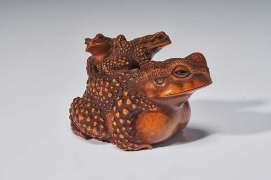 A CARVED WOOD SCULPTURE OF TOADS - фото 3