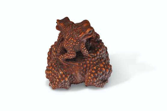 A CARVED WOOD SCULPTURE OF TOADS - Foto 4