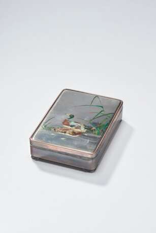 A CLOISONN&#201; ENAMEL INLAID SILVER AND SHIBUICHI BOX AND COVER - Foto 2