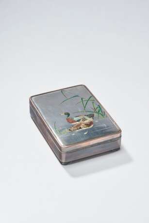 A CLOISONN&#201; ENAMEL INLAID SILVER AND SHIBUICHI BOX AND COVER - Foto 3