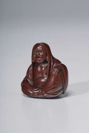 A CARVED WOOD SCULPTURE OF A SEATED DARUMA - photo 2