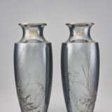 A PAIR OF SILVER PRESENTATION VASES - Foto 1