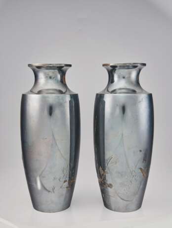A PAIR OF SILVER PRESENTATION VASES - photo 2