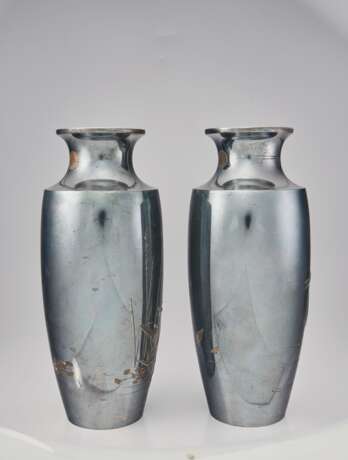 A PAIR OF SILVER PRESENTATION VASES - Foto 4