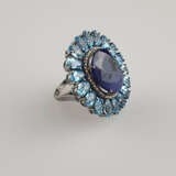 Topas-Saphir-Ring- 925er Silber, Ringkopf besetzt mit blauem Saphir 16.6ct, umgeben von winzigen Diamanten (zus.0,4ct) und blauen Topasen, Ring Größe 56, Gewicht ca. 15,4g - Foto 2