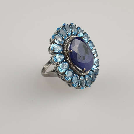 Topas-Saphir-Ring- 925er Silber, Ringkopf besetzt mit blauem Saphir 16.6ct, umgeben von winzigen Diamanten (zus.0,4ct) und blauen Topasen, Ring Größe 56, Gewicht ca. 15,4g - фото 2