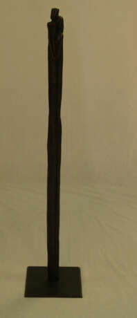 Künstler des 20. Jahrhundert.- "Liebespaar", Bronze mit brauner Patina, Plinthe: ca.19,5 x 19,5 cm, auf der Plinthe Auflage "2/99", Höhe ca.94,5 cm. - photo 1