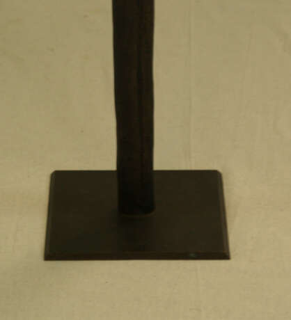 Künstler des 20. Jahrhundert.- "Liebespaar", Bronze mit brauner Patina, Plinthe: ca.19,5 x 19,5 cm, auf der Plinthe Auflage "2/99", Höhe ca.94,5 cm. - photo 2