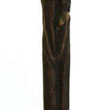 Künstler des 20. Jahrhundert.- "Liebespaar", Bronze mit brauner Patina, Plinthe: ca.19,5 x 19,5 cm, auf der Plinthe Auflage "2/99", Höhe ca.94,5 cm. - фото 3