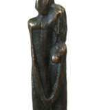 Künstler des 20. Jahrhundert.- "Liebespaar", Bronze mit brauner Patina, Plinthe: ca.19,5 x 19,5 cm, auf der Plinthe Auflage "2/99", Höhe ca.94,5 cm. - фото 4