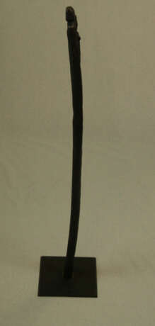 Künstler des 20. Jahrhundert.- "Liebespaar", Bronze mit brauner Patina, Plinthe: ca.19,5 x 19,5 cm, auf der Plinthe Auflage "2/99", Höhe ca.94,5 cm. - photo 5