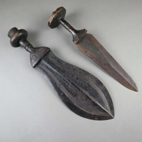 Zwei zentralafrikanische Dolche/Kurzschwerter - Foto 1