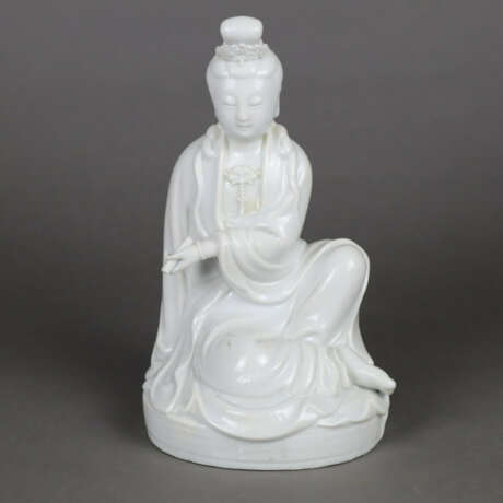 Blanc de Chine-Guanyin mit Schriftrolle - фото 1