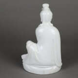 Blanc de Chine-Guanyin mit Schriftrolle - фото 2