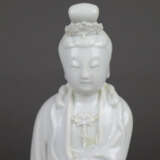 Blanc de Chine-Guanyin mit Schriftrolle - фото 3