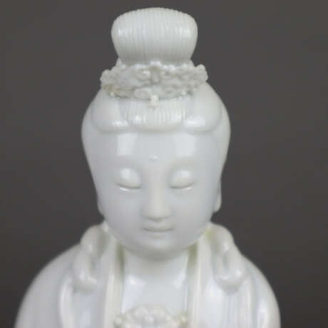 Blanc de Chine-Guanyin mit Schriftrolle - фото 4