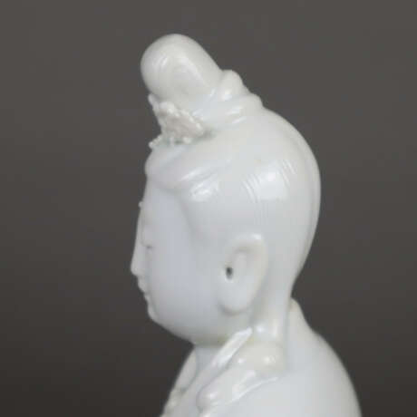 Blanc de Chine-Guanyin mit Schriftrolle - фото 5