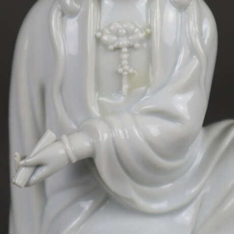 Blanc de Chine-Guanyin mit Schriftrolle - фото 6