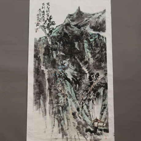 Chinesisches Rollbild -Yang Jun (geb. 1965 Guizhou)- Berglandschaft, betitelt “万壑积翠古寺清山流瀑”, Farben und Tusche auf Reispapier, beschriftet und gesiegelt, auf Papier aufgezogen, teils randlädiert + Einrisse, ca.138 x 69 cm, lose - Foto 1