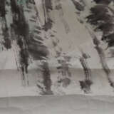 Chinesisches Rollbild -Yang Jun (geb. 1965 Guizhou)- Berglandschaft, betitelt “万壑积翠古寺清山流瀑”, Farben und Tusche auf Reispapier, beschriftet und gesiegelt, auf Papier aufgezogen, teils randlädiert + Einrisse, ca.138 x 69 cm, lose - фото 9