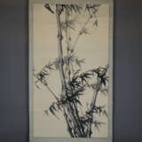 Chinesisches Rollbild – Bambus, Tusche und Farbe auf Papier, ca. 119 x 67,5cm, als Rollbild aufgezogen, Textilumrandung, Knitterspuren - Foto 1