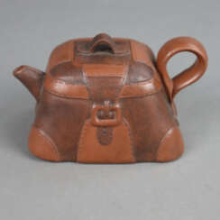 Yixing-Teekännchen – China, Kännchen mit Steckdeckel fein ausgeformt in Gestalt einer Handtasche, Bodenmarke sowie zwei im Deckel eingepresste Siegelmarken, ca.7,1x12,2x8cm