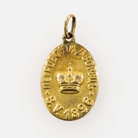 Kleines Goldmedaillon, wohl Russland 19. Jahrhundert - ovaler Goldanhänger, Avers: Krone, kyrillische Aufschrift "Petrowsker Palais 8.V.1896", - photo 1