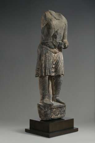 A VERY RARE AND MONUMENTAL GRAY SCHIST FIGURE OF A DONOR - Foto 3