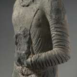 A VERY RARE AND MONUMENTAL GRAY SCHIST FIGURE OF A DONOR - Foto 4