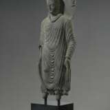 A MONUMENTAL GRAY SCHIST FIGURE OF BUDDHA SHAKYAMUNI - фото 2