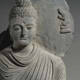 A MONUMENTAL GRAY SCHIST FIGURE OF BUDDHA SHAKYAMUNI - photo 4