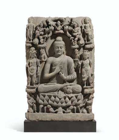A RARE GRAY SCHIST RELIEF TRIAD OF BUDDHA SHAKYAMUNI FLANKED BY BODHISATTVAS - Foto 1