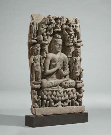 A RARE GRAY SCHIST RELIEF TRIAD OF BUDDHA SHAKYAMUNI FLANKED BY BODHISATTVAS - фото 2