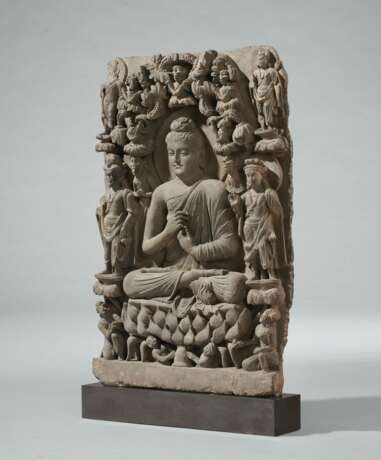 A RARE GRAY SCHIST RELIEF TRIAD OF BUDDHA SHAKYAMUNI FLANKED BY BODHISATTVAS - фото 3