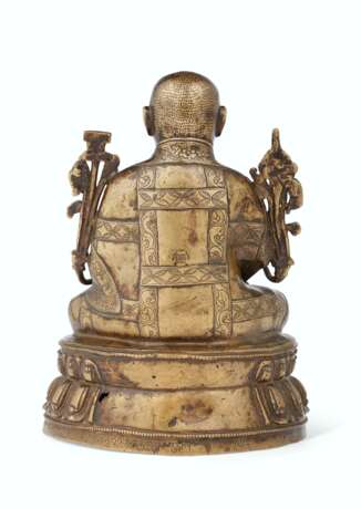 A SILVER- AND COPPER-INLAID FIGURE OF LOWO KENCHEN SONAM LHUNDRUP (CIRCA 1441-1532) - photo 3