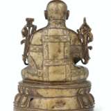 A SILVER- AND COPPER-INLAID FIGURE OF LOWO KENCHEN SONAM LHUNDRUP (CIRCA 1441-1532) - Foto 3