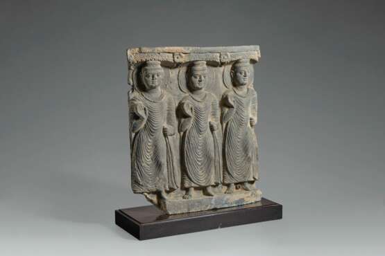 A GRAY SCHIST RELIEF DEPICTING THREE BUDDHAS - photo 2