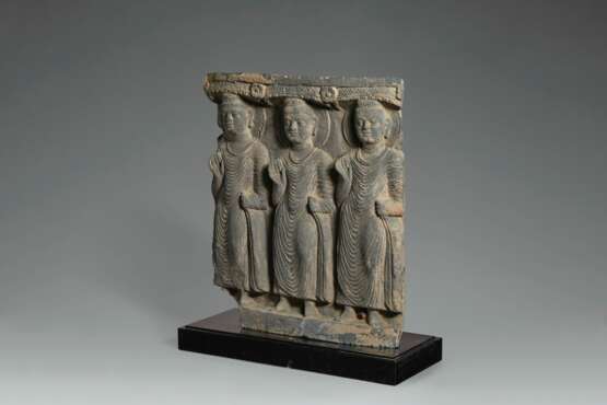 A GRAY SCHIST RELIEF DEPICTING THREE BUDDHAS - photo 3