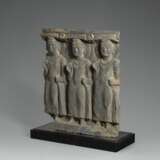 A GRAY SCHIST RELIEF DEPICTING THREE BUDDHAS - Foto 3