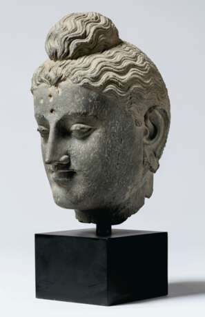 A GRAY SCHIST HEAD OF BUDDHA - Foto 2