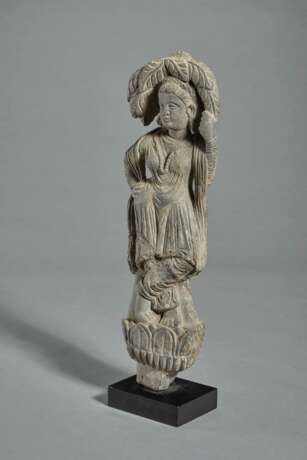 A GRAY SCHIST FIGURE OF A YAKSHI - photo 2